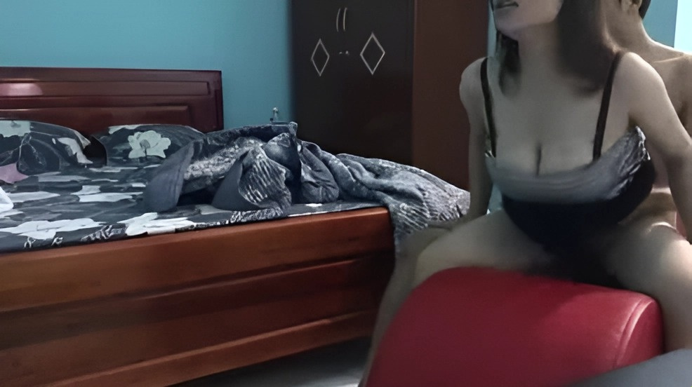 Biarkan si gemuk orgasme di kursi cinta